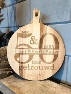 Merkloos Ronde Serveerplank 50 Jaar Getrouwd - Rond 30 Cm - Bruiloft - Eigen Naam - Acaciahout - 50 Jaar Getrouwd