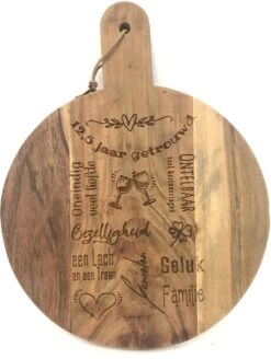 Ronde Snijplank/hapjesplank Met Tekst Gravure 12,5 JAAR GETROUWD. Een Origineel Cadeau Voor Een 12,5 Jarige Bruiloft. Het Formaat Is 40x30cm Incl. Handvat En 30cm Doorsnede Excl. Handvat.