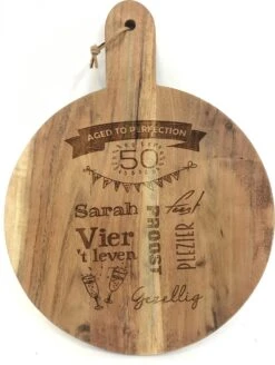 Ronde Snijplank/hapjesplank Met Tekst Gravure SARAH. Origineel Cadeau Voor Een Vrouw Die 50 Jaar Wordt. Het Formaat Is 40x30cm Incl. Handvat En 30cm Doorsnede Excl. Handvat