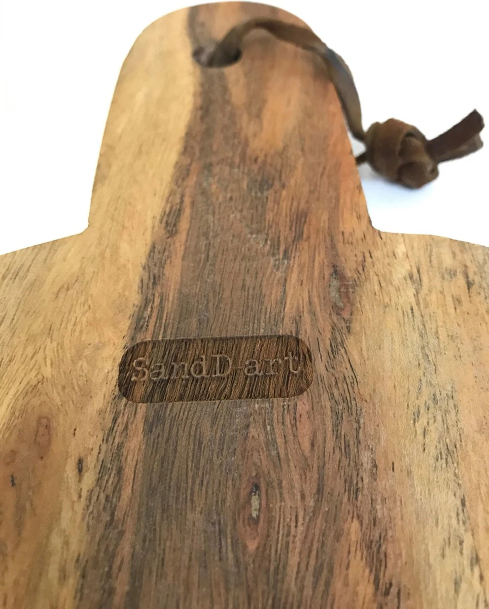 Ronde Snijplank/hapjesplank Met Tekst Gravure SARAH. Origineel Cadeau Voor Een Vrouw Die 50 Jaar Wordt. Het Formaat Is 40x30cm Incl. Handvat En 30cm Doorsnede Excl. Handvat 2 Ronde Snijplank/hapjesplank Met Tekst Gravure SARAH. Origineel Cadeau Voor Een Vrouw Die 50 Jaar Wordt. Het Formaat Is 40x30cm Incl. Handvat En 30cm Doorsnede Excl. Handvat - Afbeelding 2